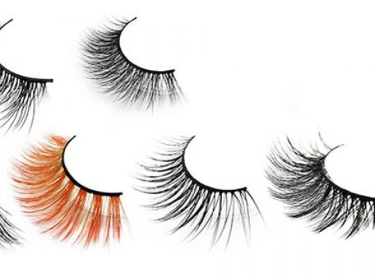 Apply False EyelashesE