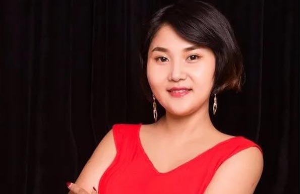 Deng Xiaojun, chairman of Qingdao Imaneyelash  factory, won the "meritorious person" award of CBC eyelash beauty Committee